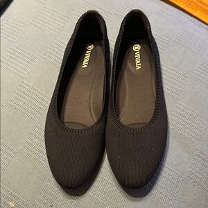 Vivaia Navy Flats